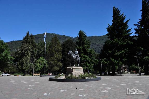 Estátua do libertador San Martín, na praça central de San Martín de Los Andes, na Argentina